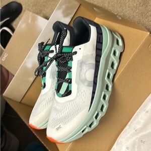 On Cloud women’s size 9